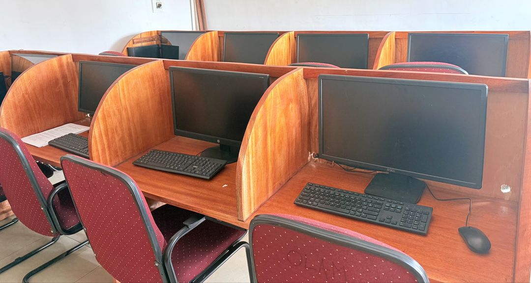 Les postes informatiques individuels de la salle de formation.